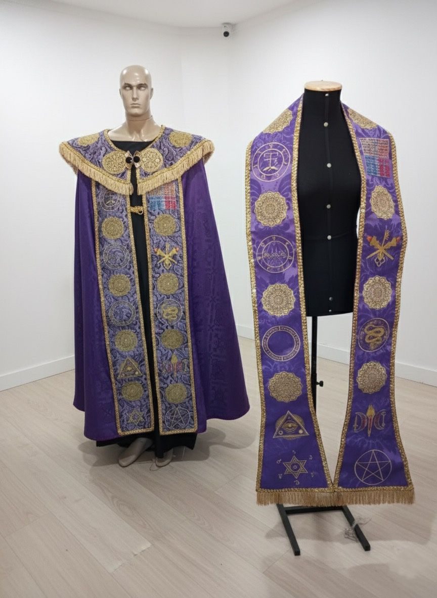 Capa em jacquard roxo com galões dourados e estola combinando